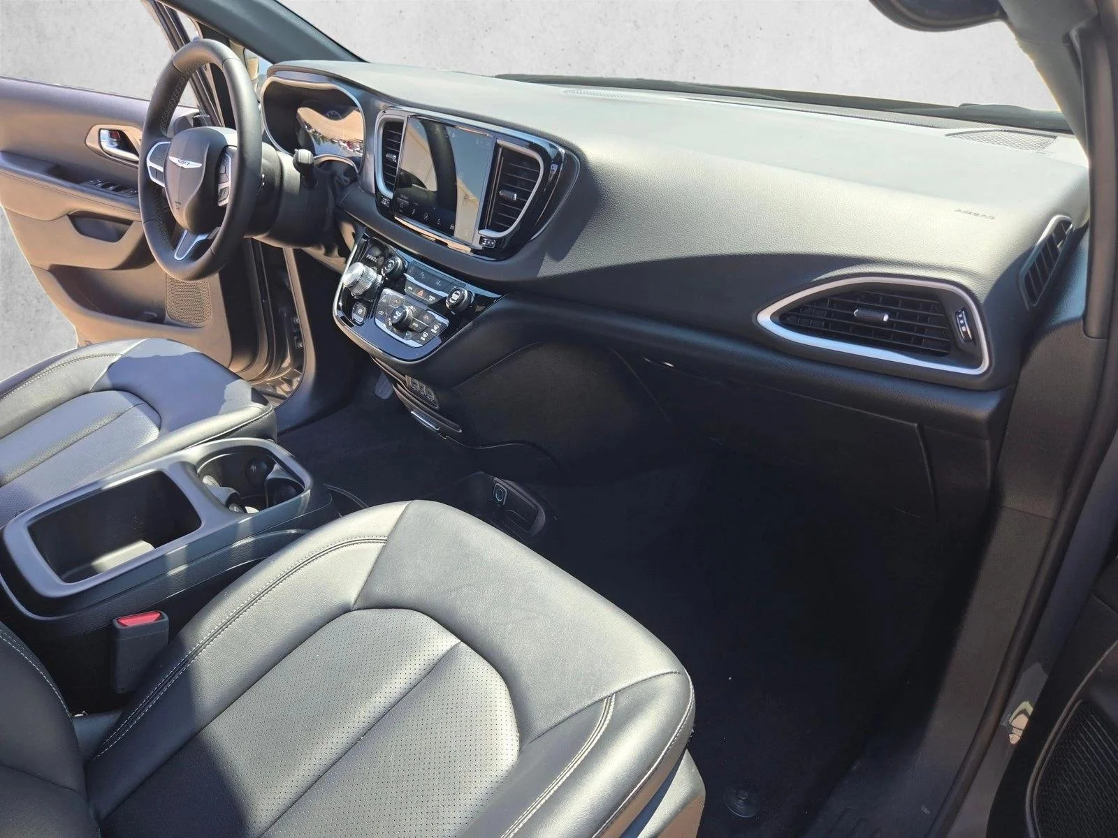 Used 2025 Ceramic Gray Clearcoat Chrysler Select image 21