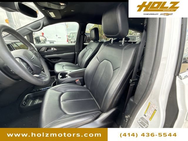 Used 2025 White Chrysler Select image 18