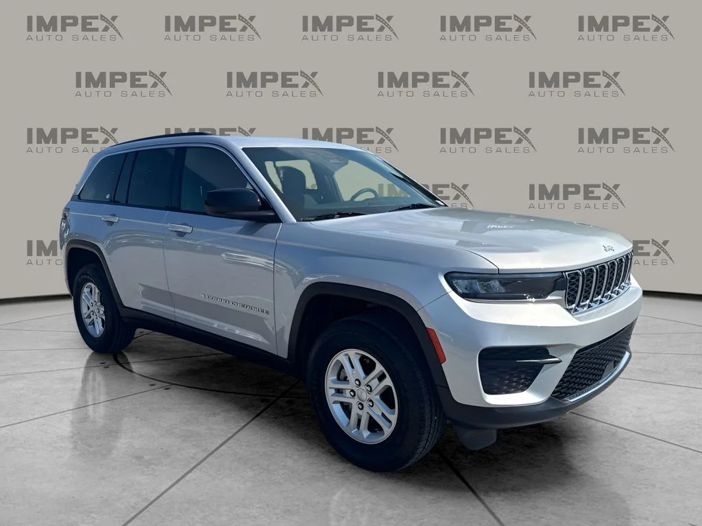 Used 2024 Silver Jeep Laredo image 7