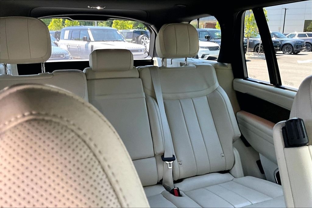 Used 2025 White Land Rover SE image 10