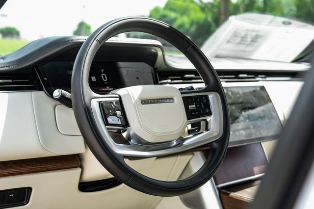 Used 2025 White Land Rover SE image 17
