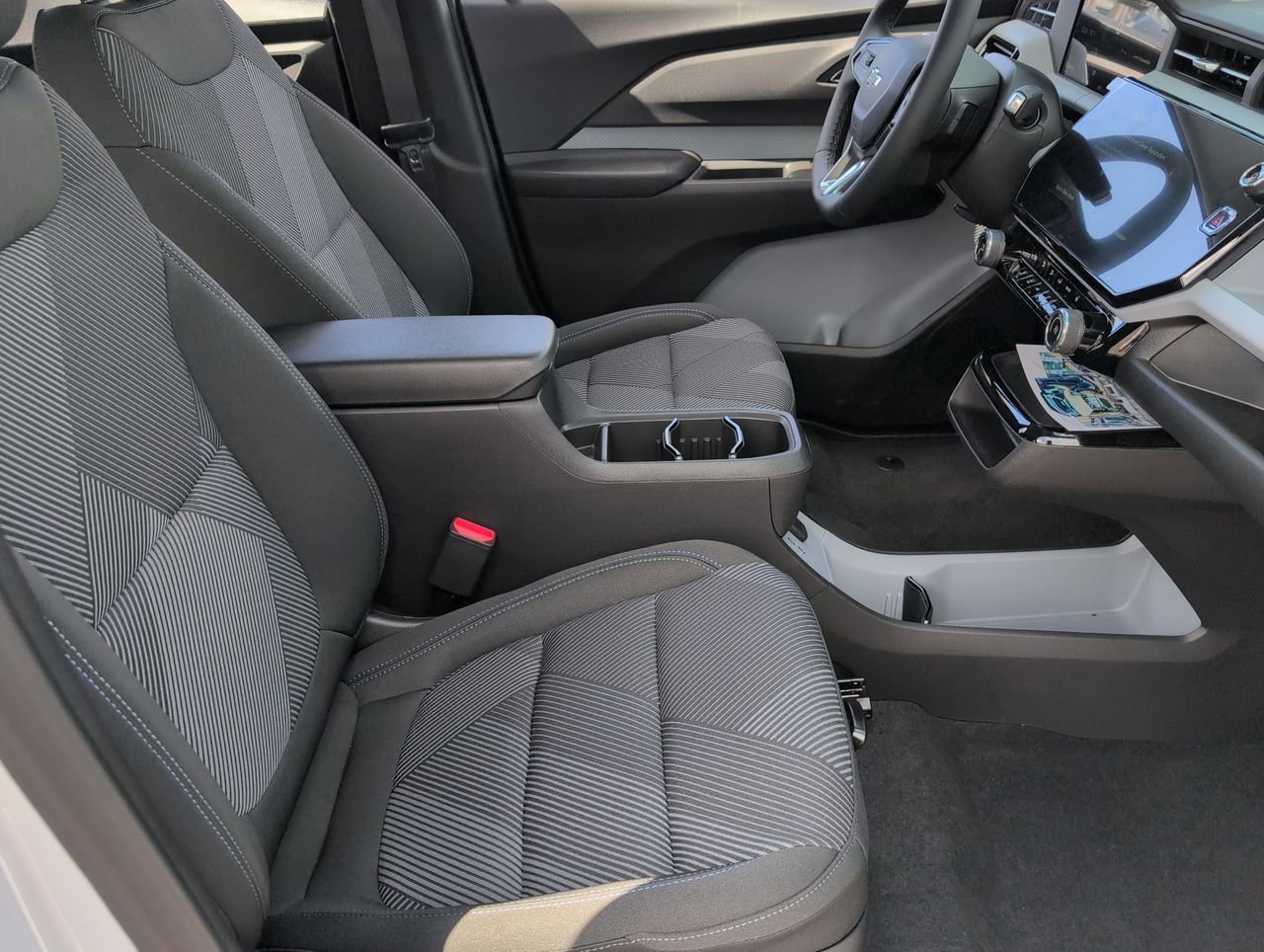 New 2027 Summit White Chevrolet LT image 25