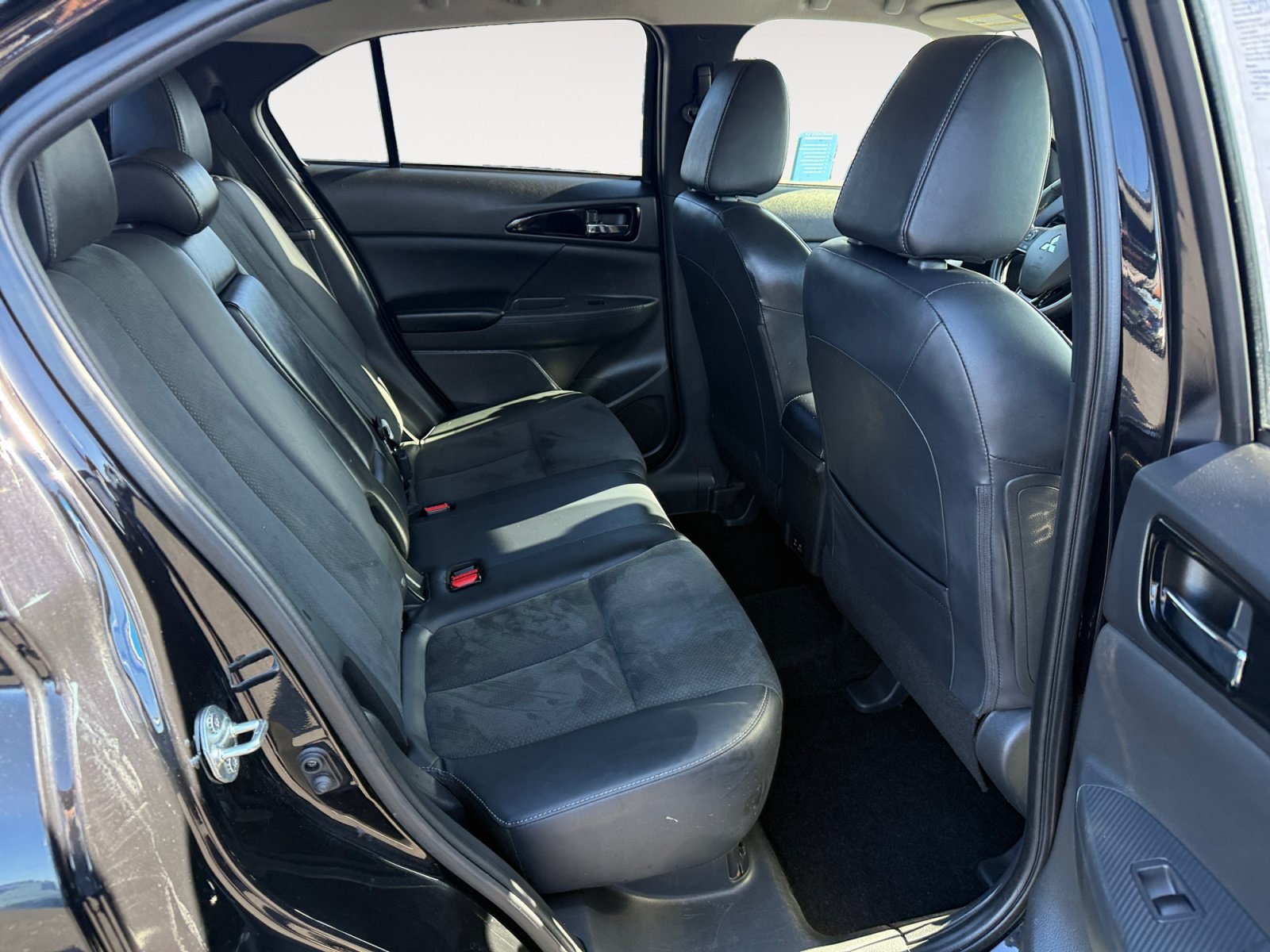 Used 2024 Lightning Blue Metallic Mitsubishi SE image 18