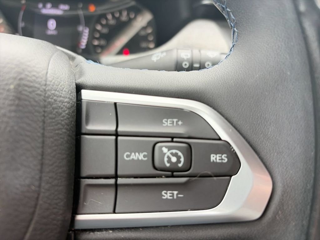 Used 2022 Black Jeep Latitude image 22