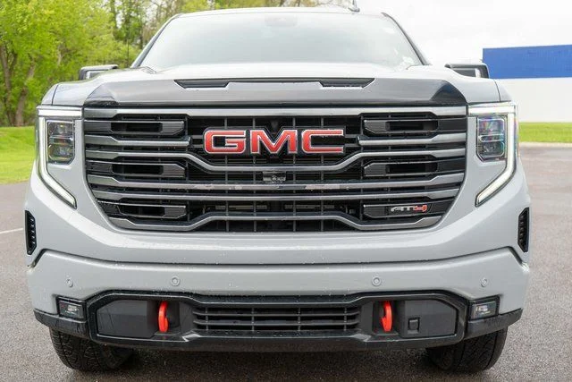 Used 2025  GMC AT4 image 3