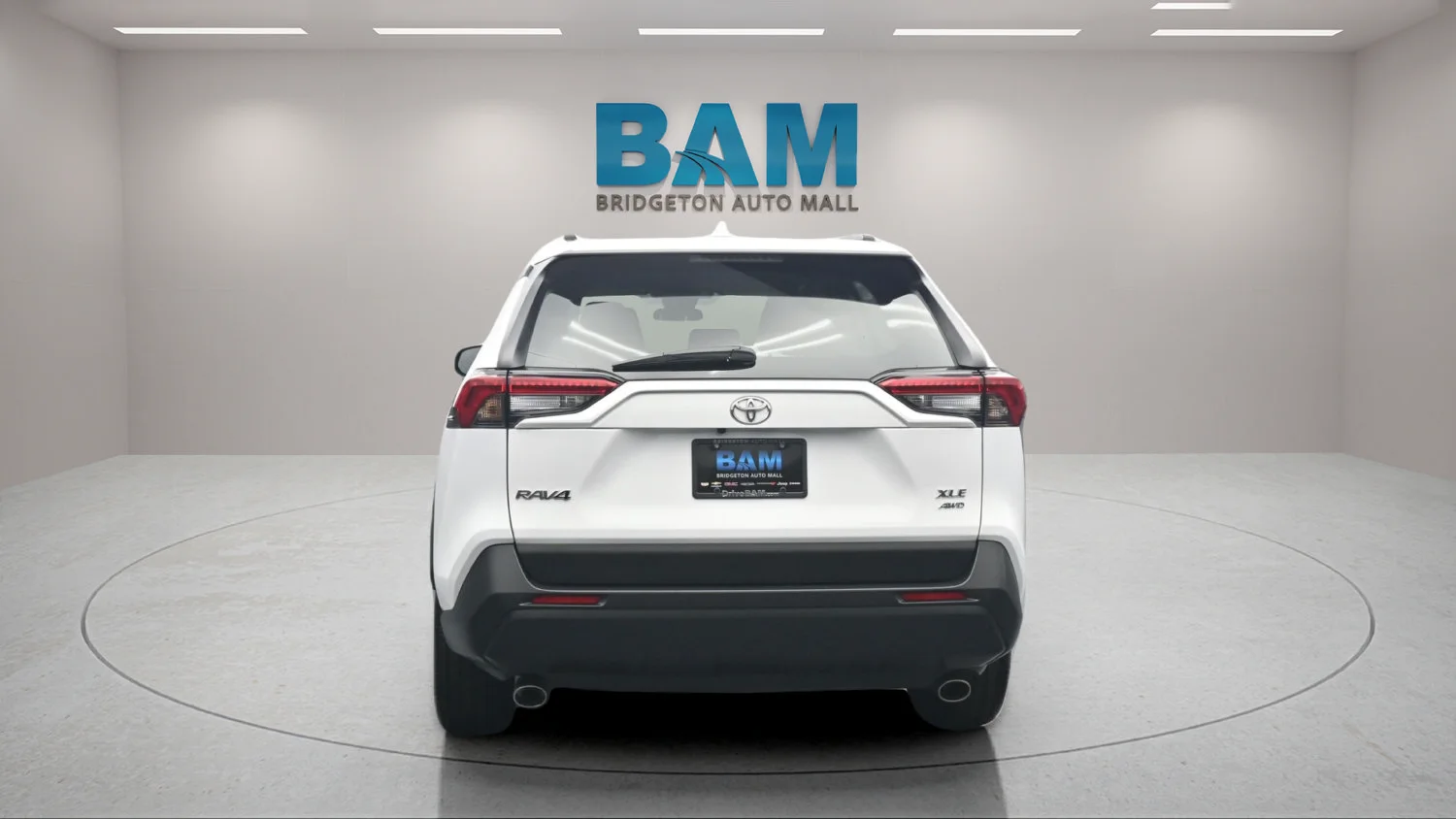 Used 2025 White Toyota XLE image 4
