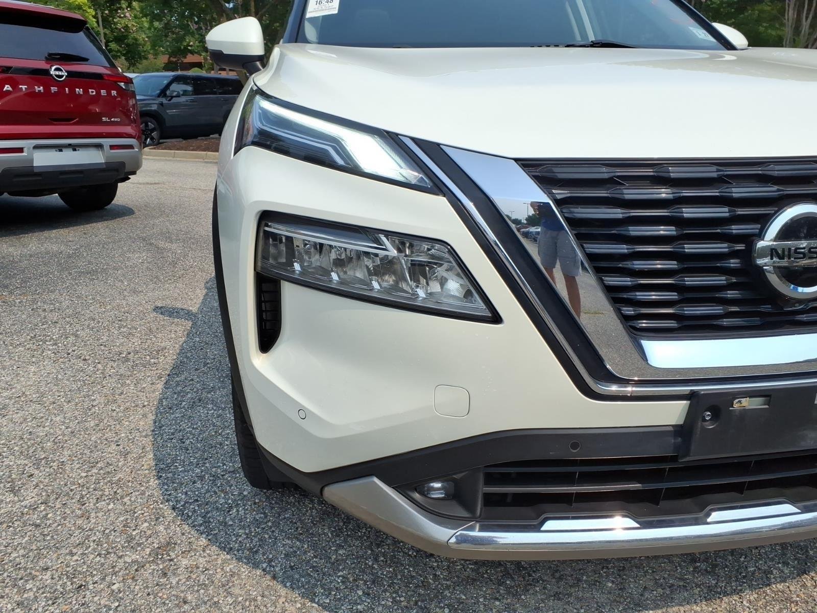 Used 2021 Pearl White Tricoat Nissan Platinum image 3