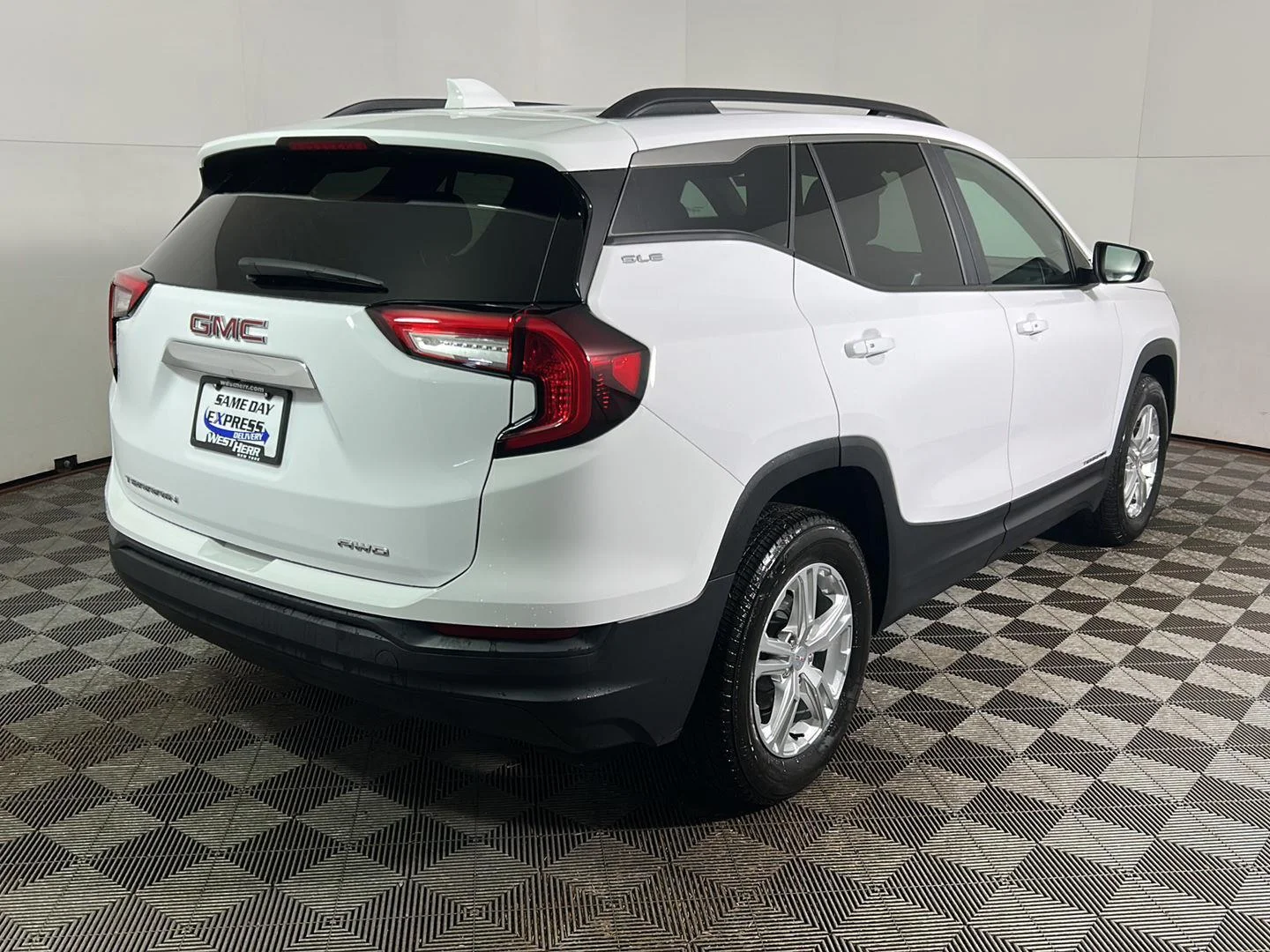 Used 2024 Summit White GMC SLE image 6