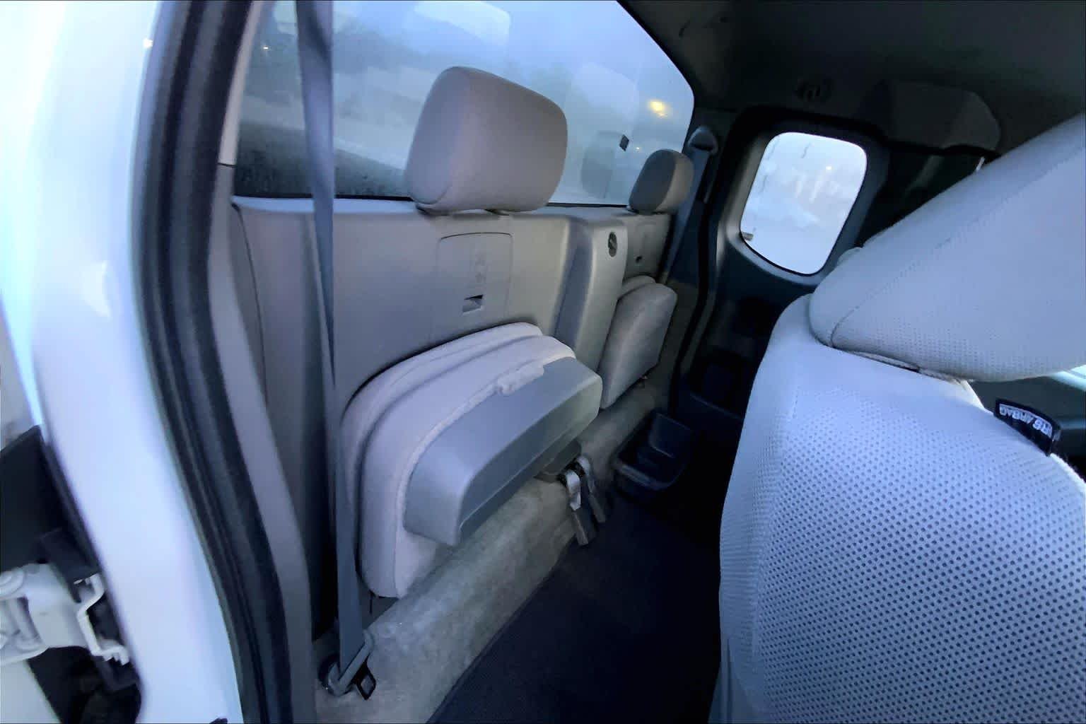 Used 2015 Glacier White Nissan S image 17