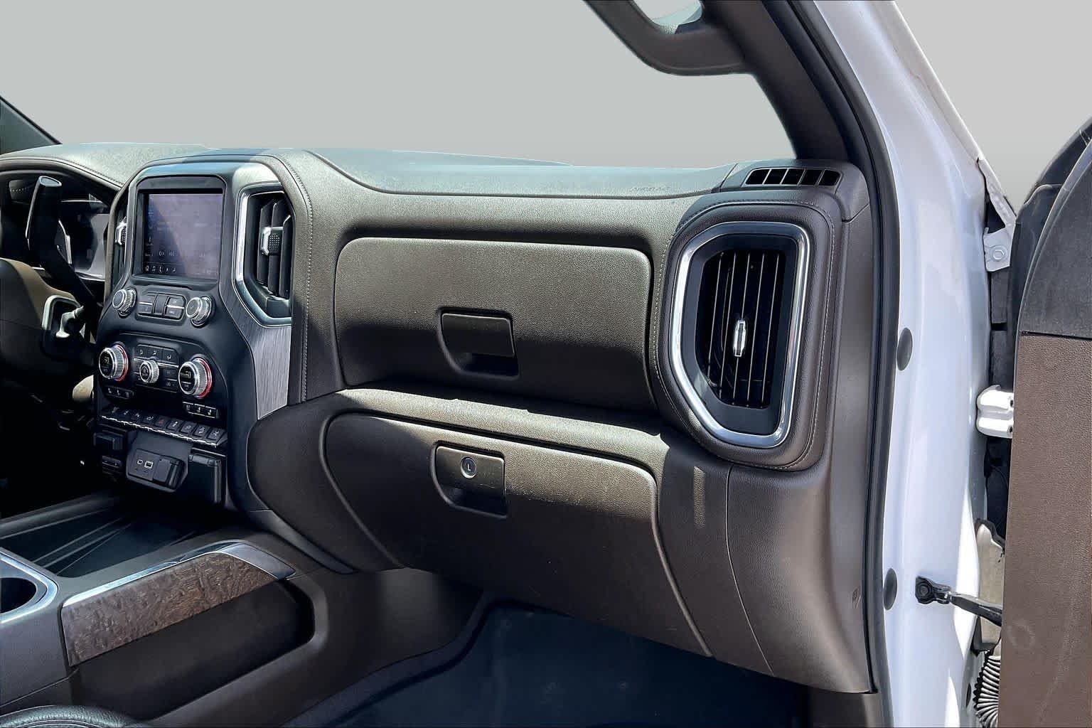 Used 2022 White Frost Tricoat GMC Denali image 18