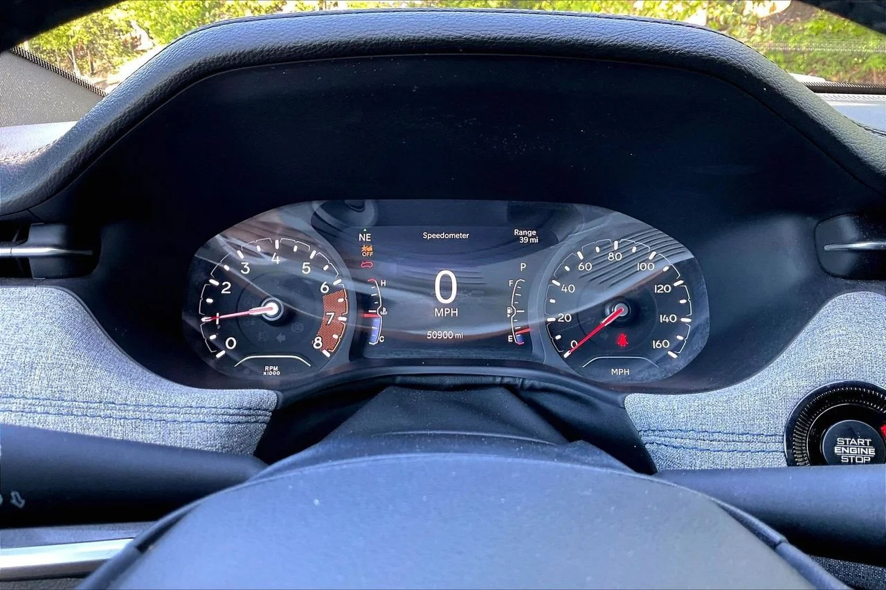 Used 2024 White/off-white Jeep Latitude image 10