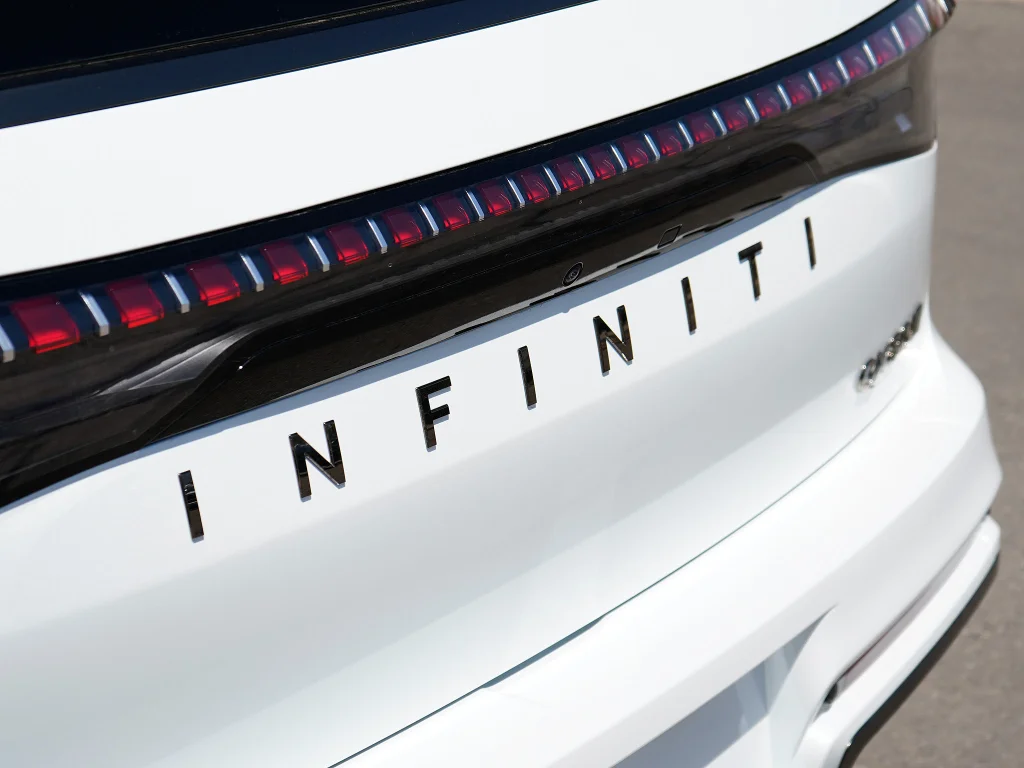 New 2026 2T RADIANT WHIT INFINITI Autograph 4WD image 8