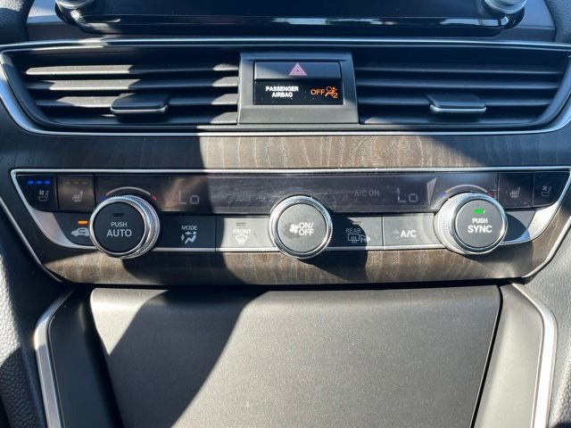 Used 2018 Lunar Silver Metallic Honda Touring image 18