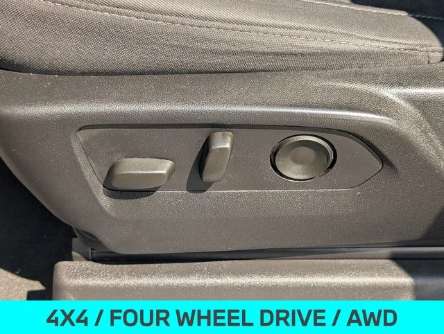 Used 2025 White Chevrolet LT image 17