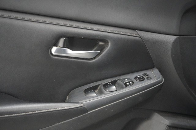 Used 2022 BLACK Nissan SV image 13