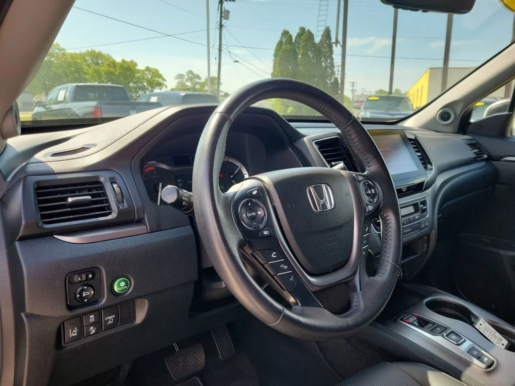 Used 2023 White Honda RTL image 19