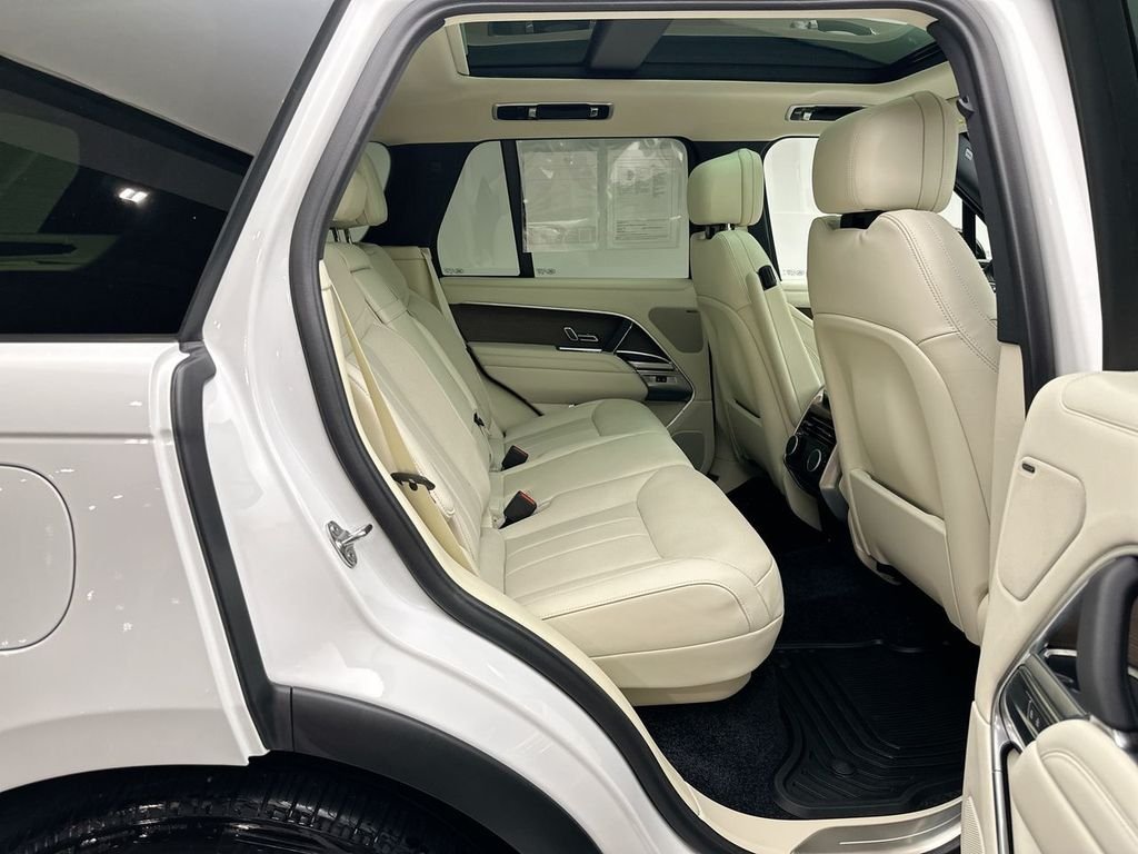 Used 2025  Land Rover SE image 19