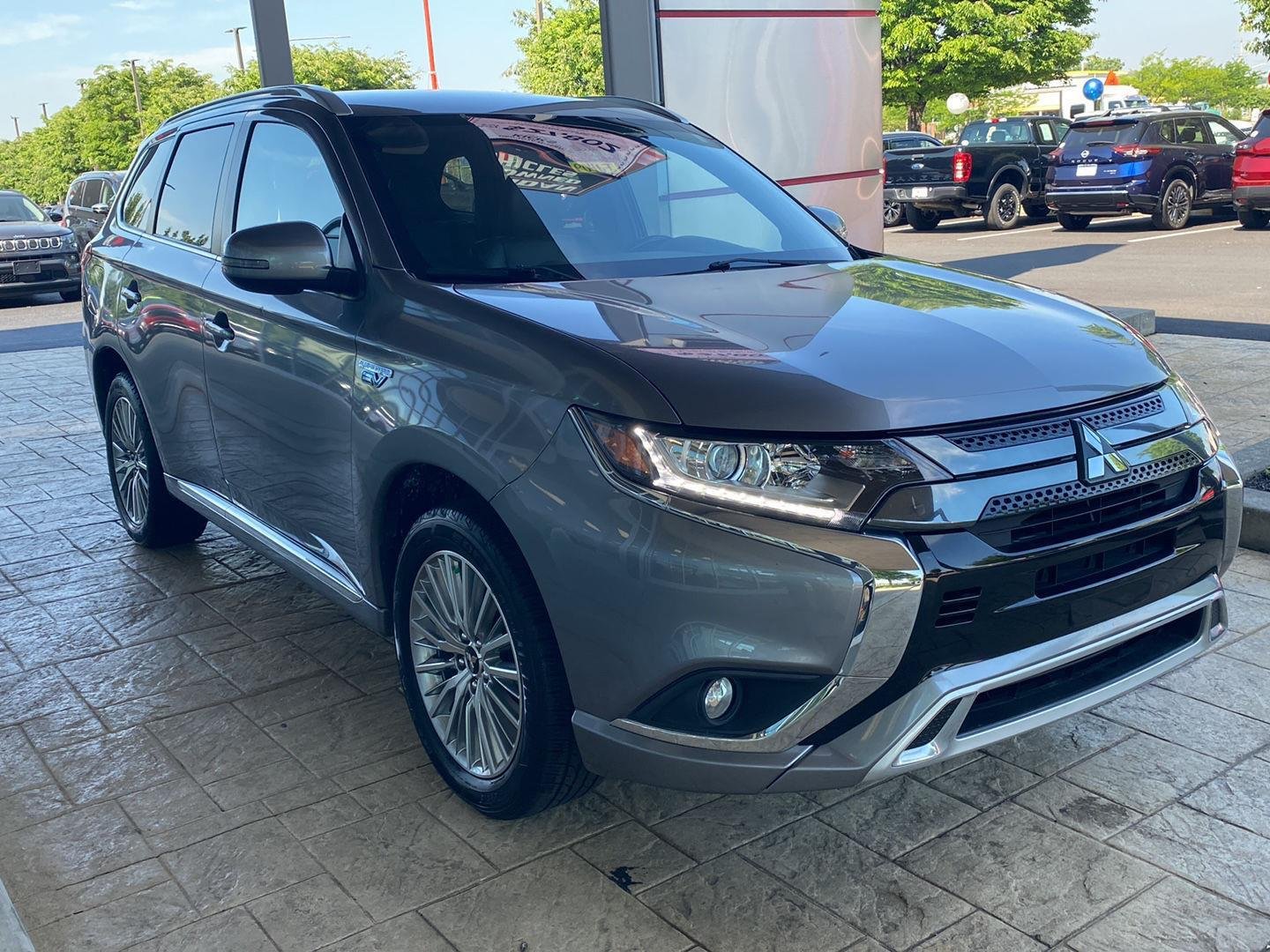 Used 2022 Mercury Gray Metallic Mitsubishi SEL image 3