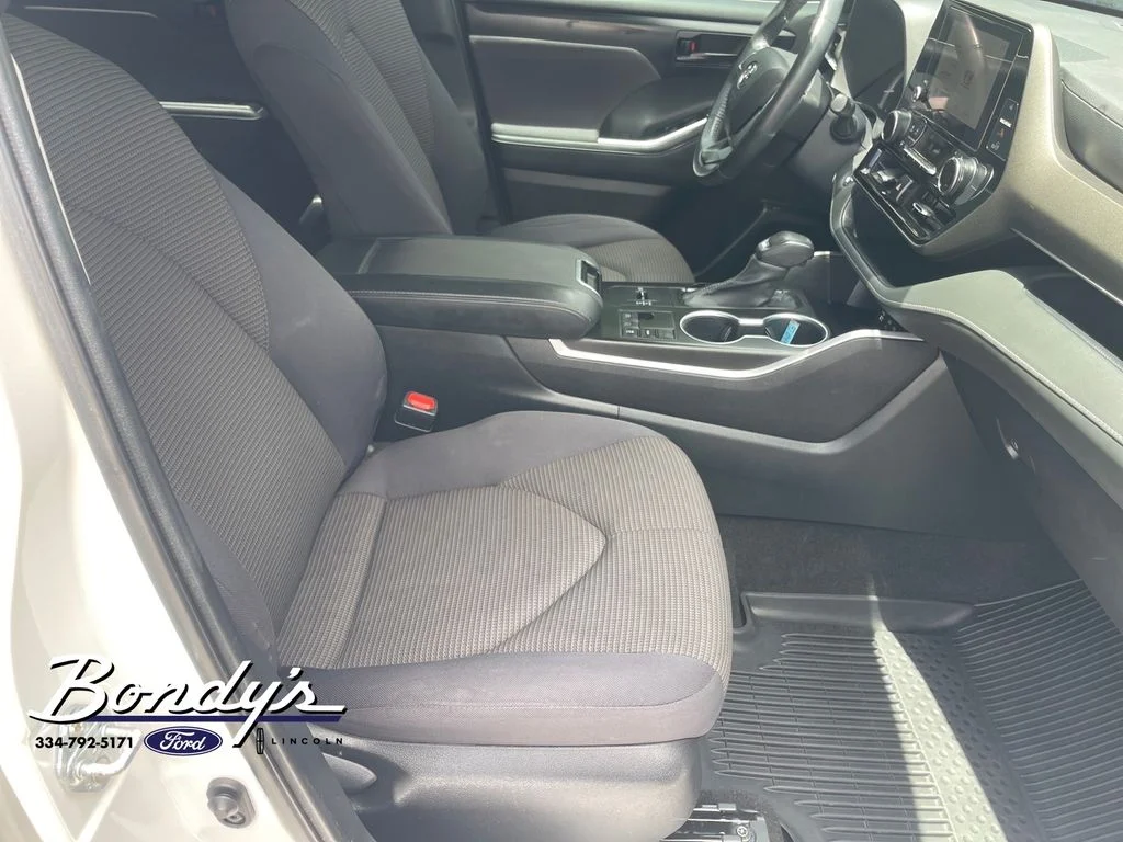 Used 2023 Pearl Toyota LE image 18