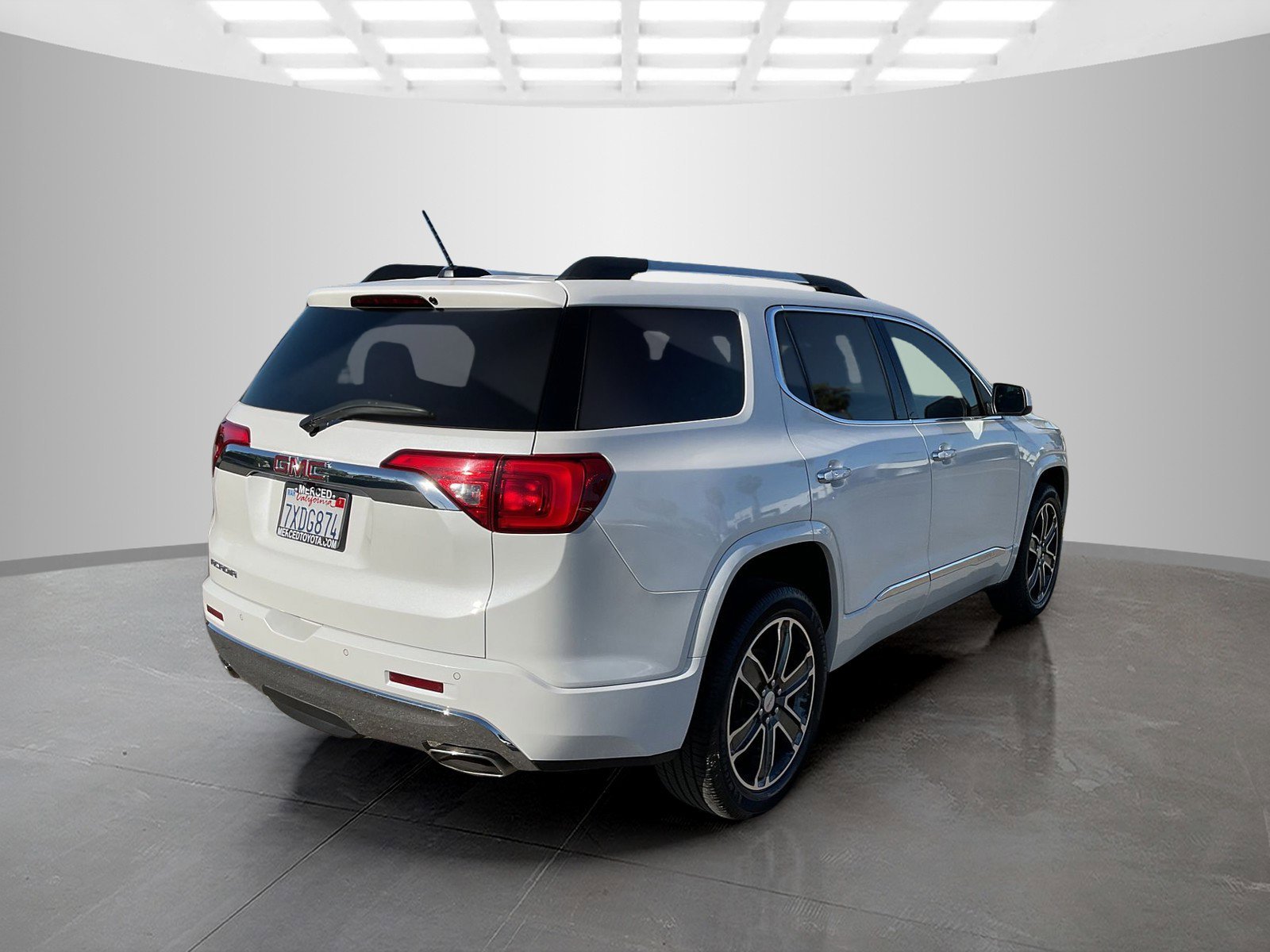 Used 2017 White Frost Tricoat GMC Denali image 5