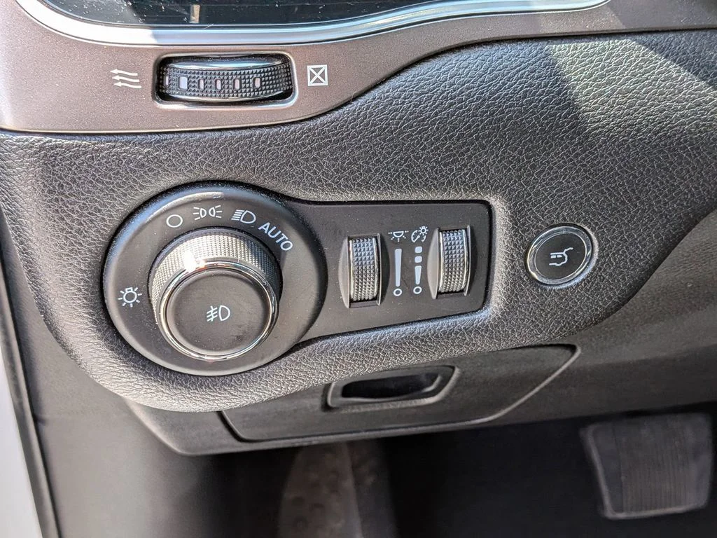 Used 2021 White Jeep Limited image 15