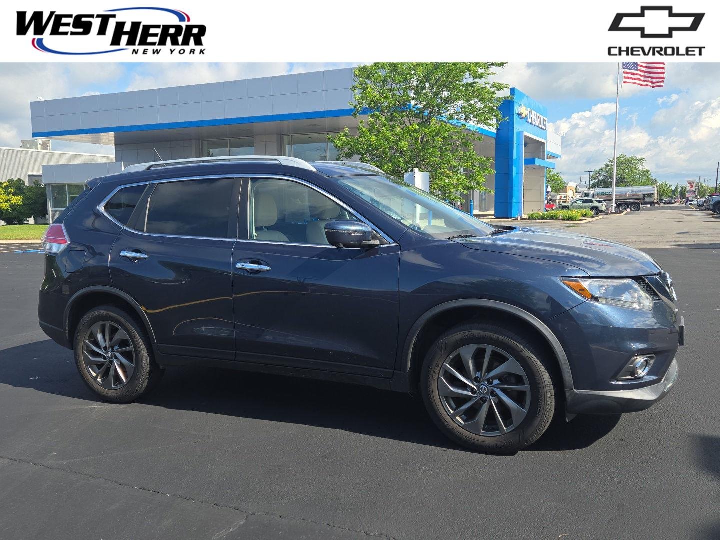 Used 2016 Arctic Blue Metallic Nissan SL image 1