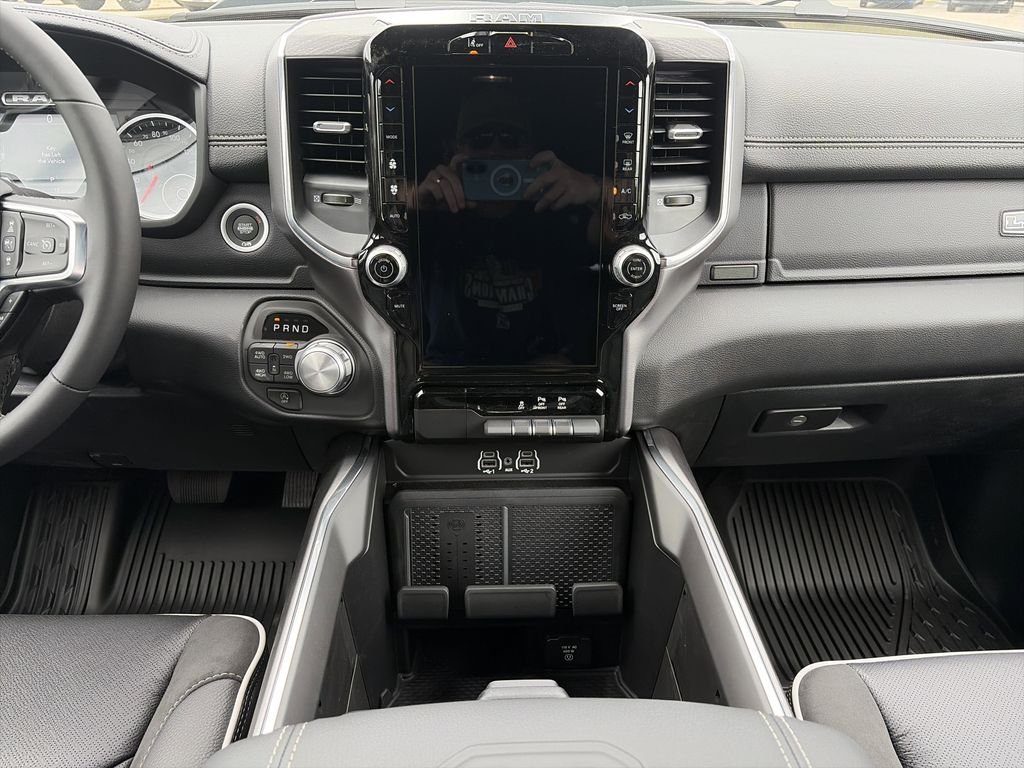 New 2026 Diamond Black Crystal Pearl-Coat Exterior Paint Ram Laramie image 15