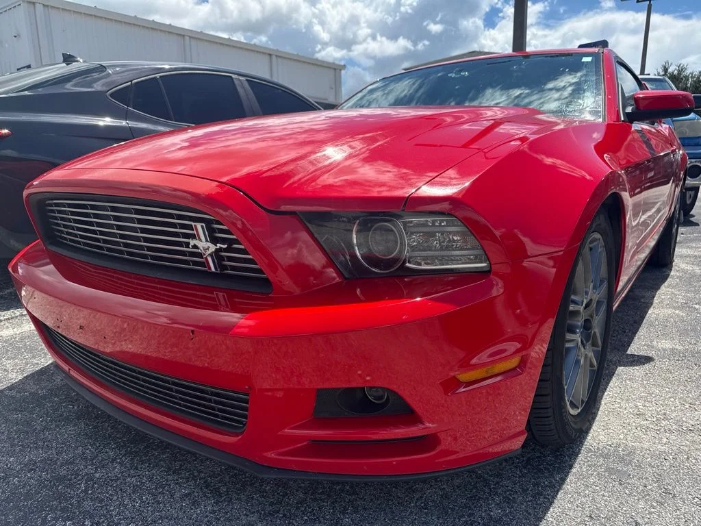 Used 2013 Red Ford V6 Premium image 2