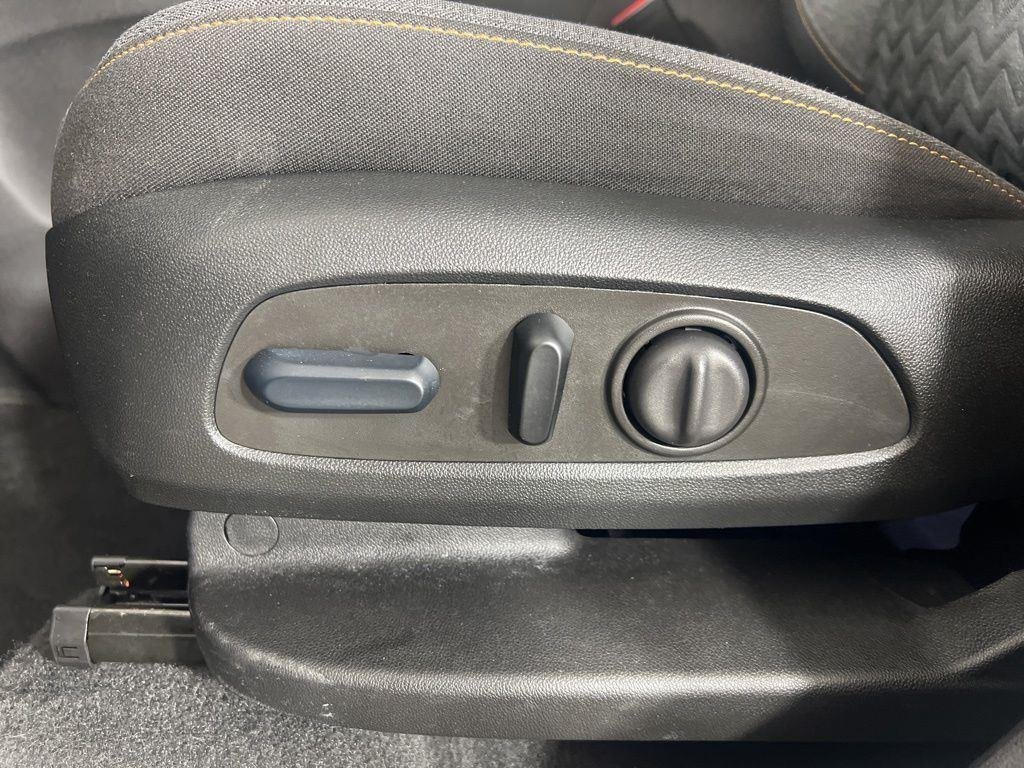 Used 2024 Pearl Chevrolet LT image 26