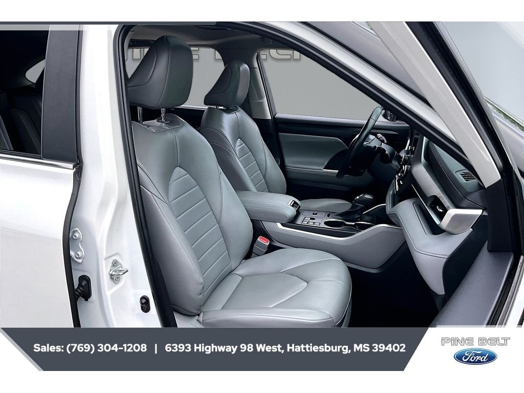 Used 2023 Wind Chill Pearl Toyota XLE image 7