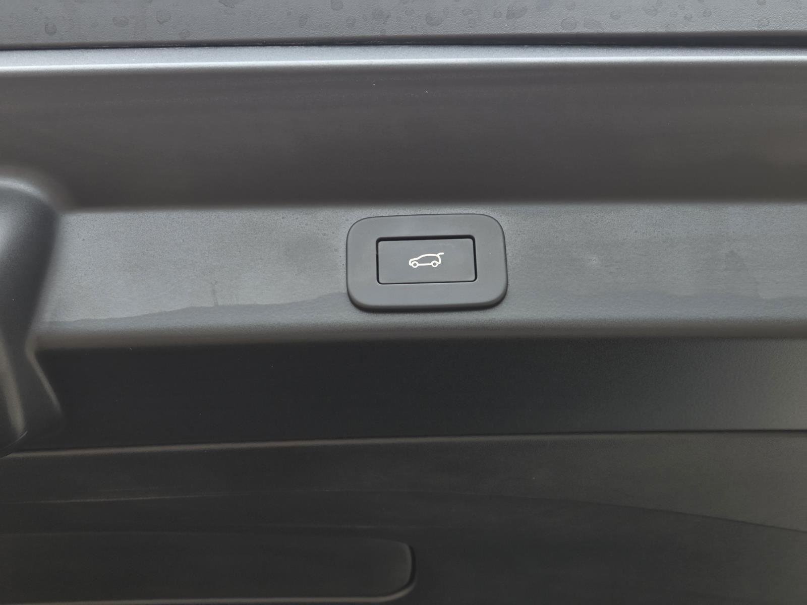 Used 2025 Fuji White Land Rover SE image 11