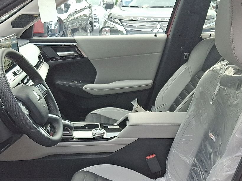 2025 Mitsubishi Outlander SE - Photo 8
