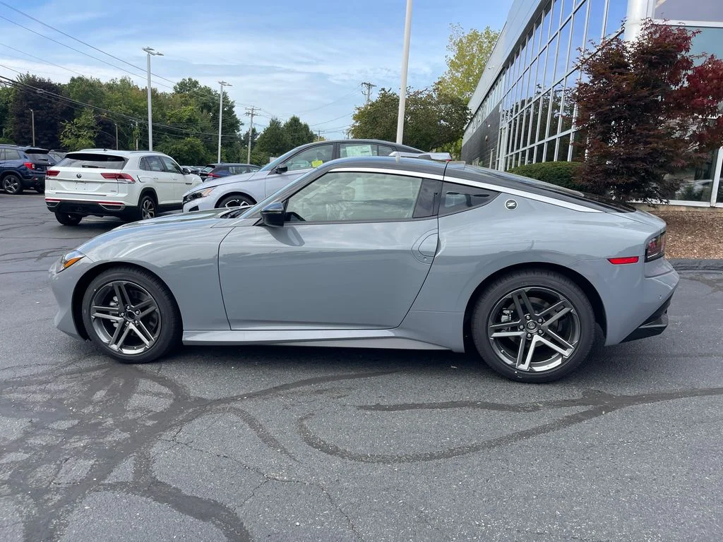 New 2027 Boulder Gray Pearl / Super Black Two-tone Nissan Sport image 2