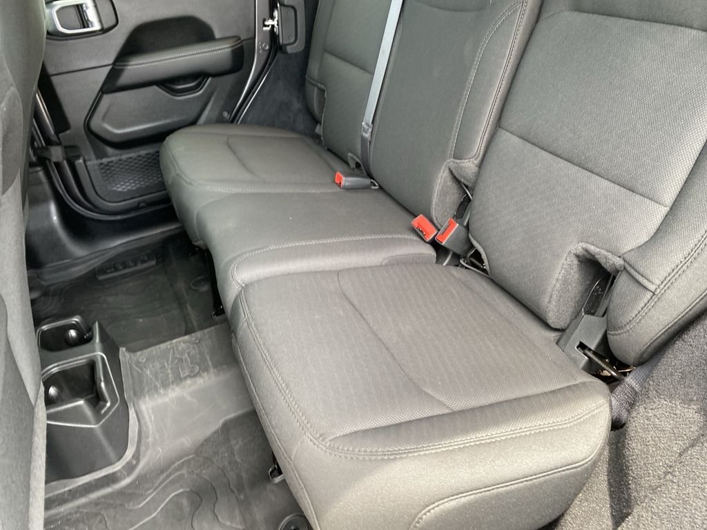 Used 2022 Granite Crystal Metallic Clearcoat Jeep Unlimited Sahara image 27