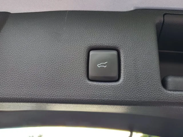 Used 2022 Blue Ford SE image 8