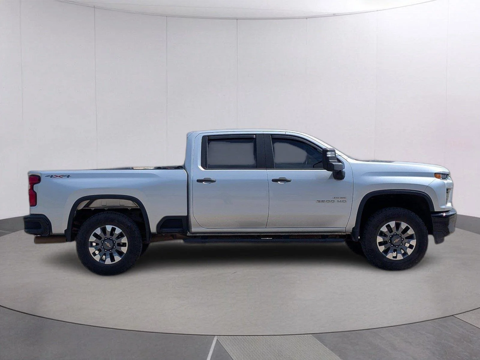 Used 2022 SILVER ICE METALLIC Chevrolet Custom image 8