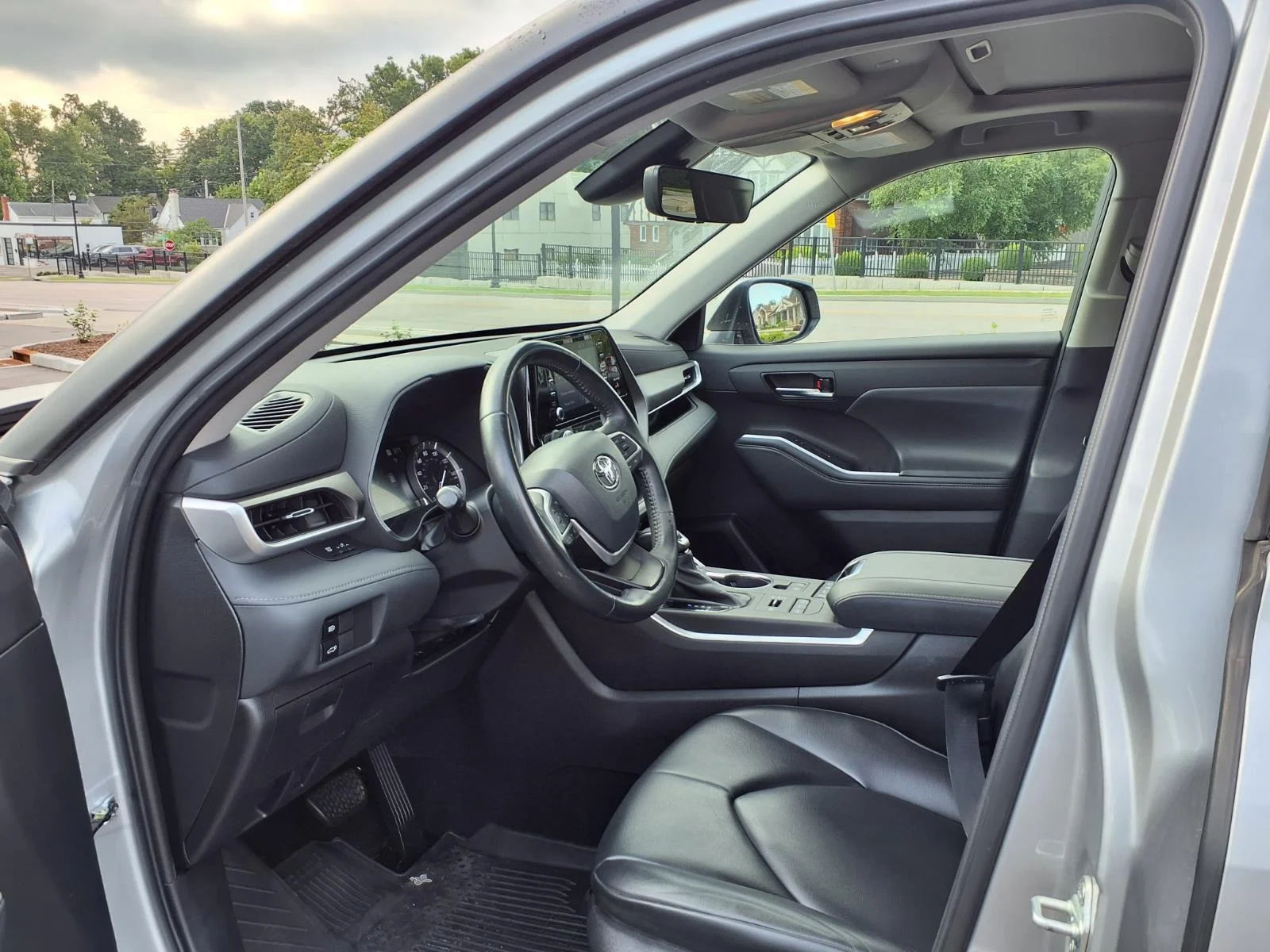 Used 2022 Celestial Silver Metallic Toyota XLE image 23