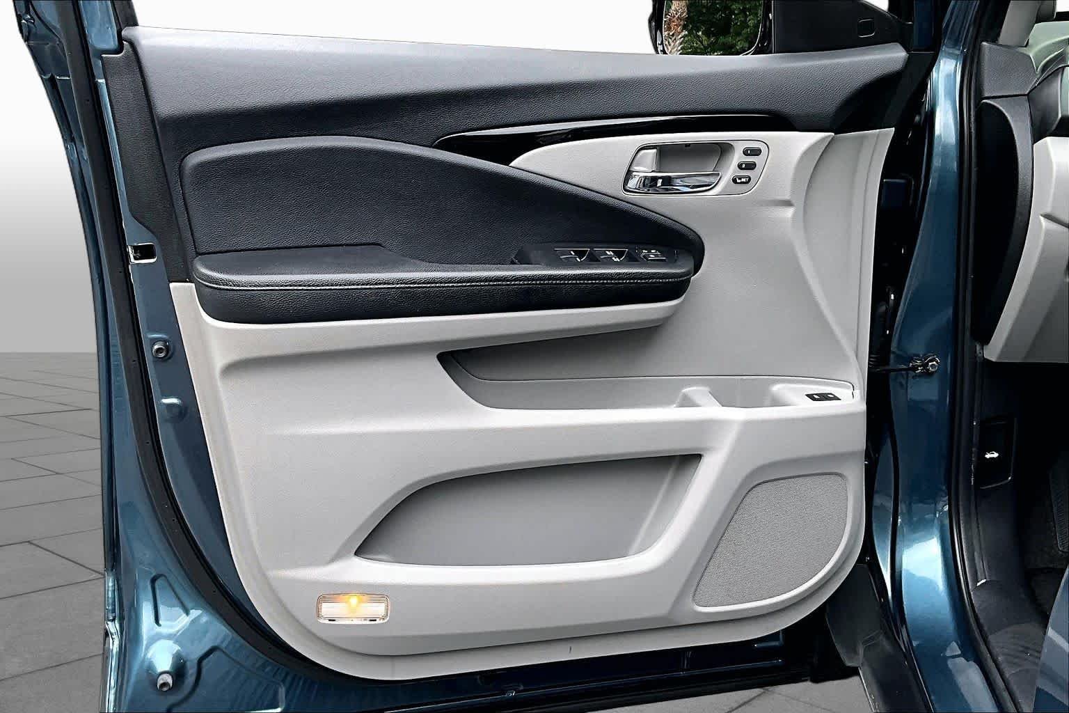 Used 2019 Steel Sapphire Metallic Honda Touring 8-Passenger image 22