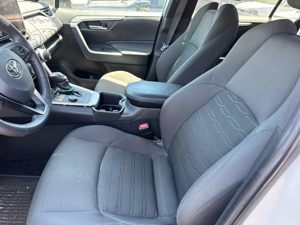 Used 2023  Toyota Hybrid SE image 6