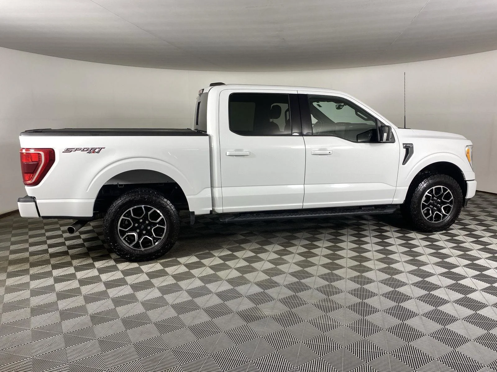 Used 2022 Oxford White Ford XLT image 11