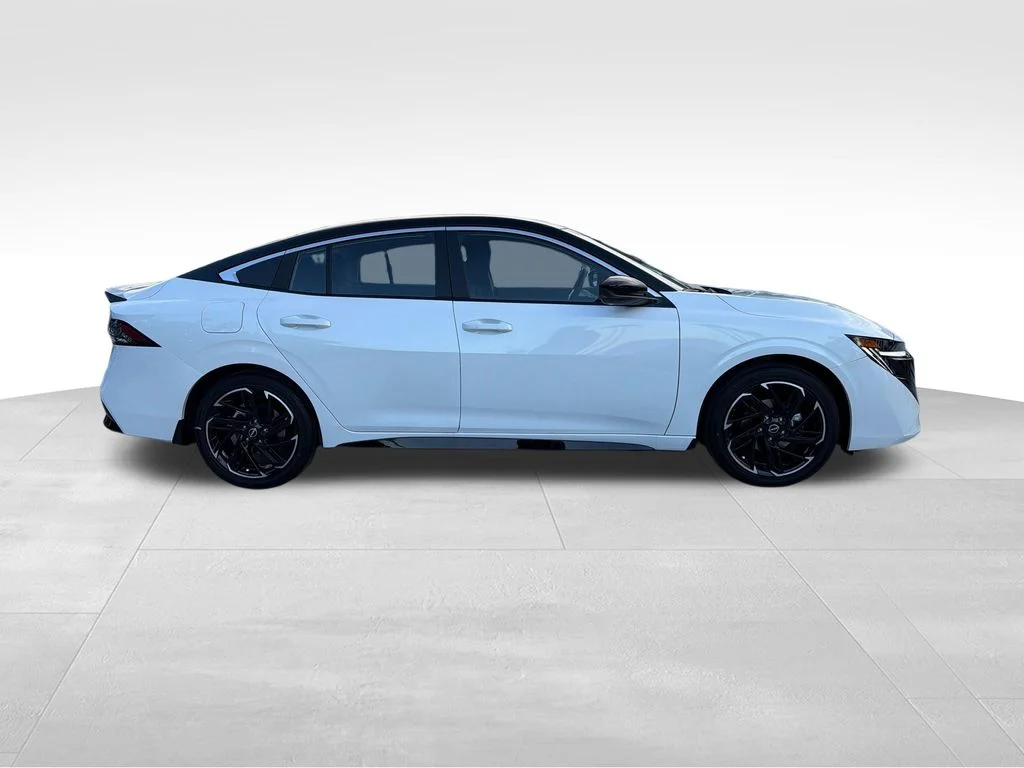 New 2026 Aspen White TriCoat / Super Black Two-tone Nissan SR image 9