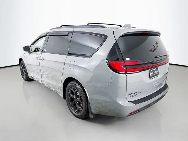 Used 2022 White Chrysler Touring L image 5