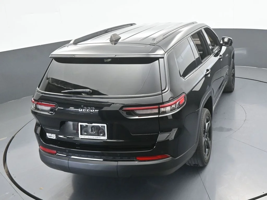 Used 2023 Diamond Black Crystal Pearlcoat Jeep Altitude image 46