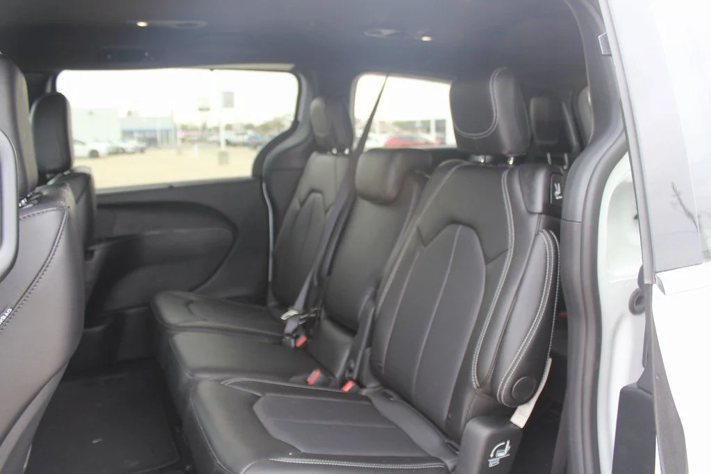 2026 Chrysler Pacifica Select - Photo 9