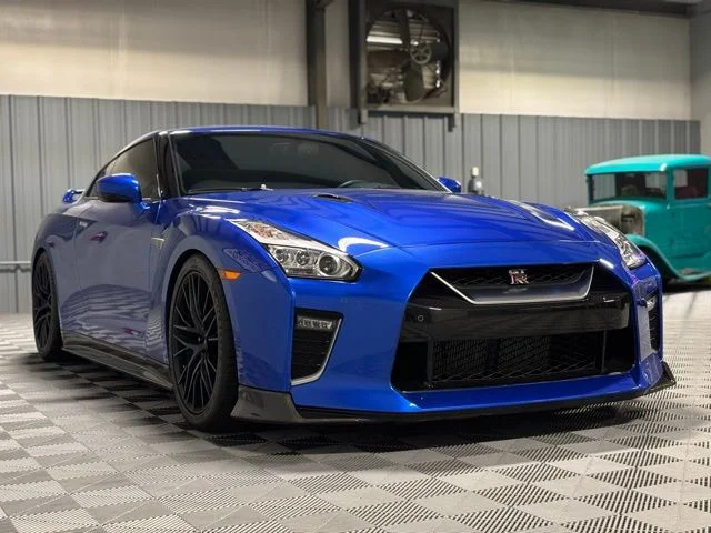 Used 2020 Blue Nissan Premium image 3