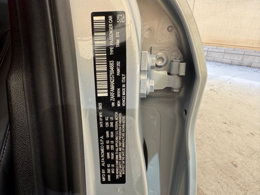 New 2025 Moonlight Gray Metallic Exterior Paint Alfa Romeo Base image 44
