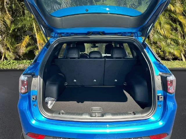 New 2026 Hydro Blue Pearl-Coat Exterior Paint Jeep Latitude image 25