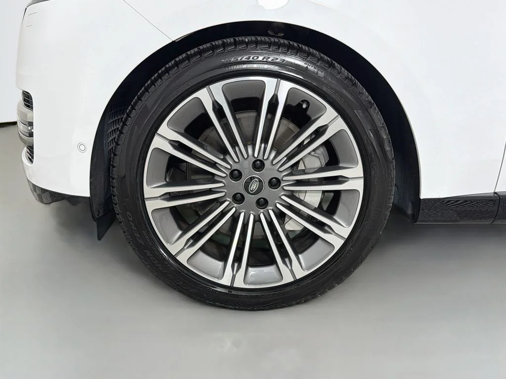Used 2023 White Land Rover SE image 34