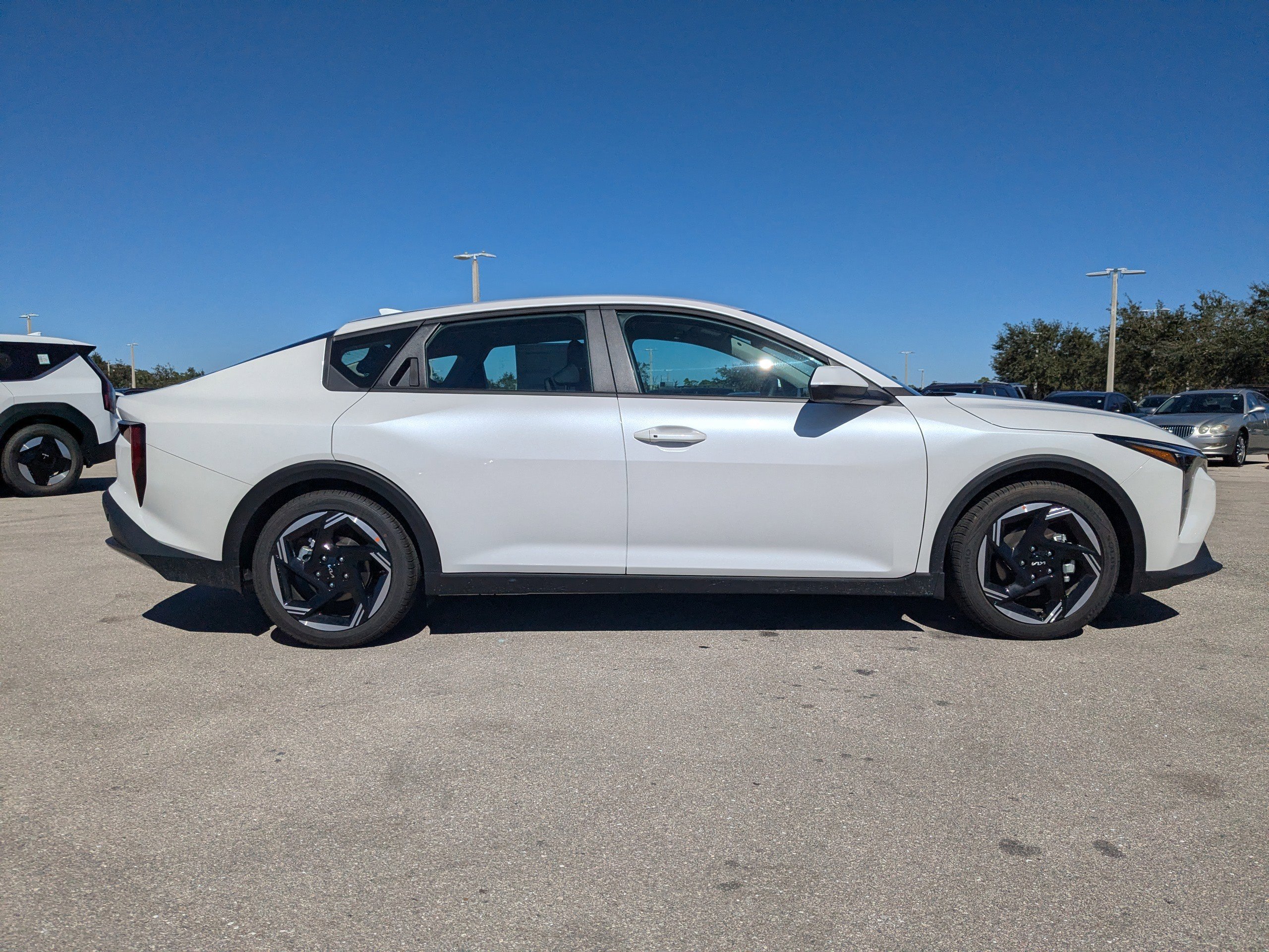 New 2025 Snow White Pearl Kia EX image 4