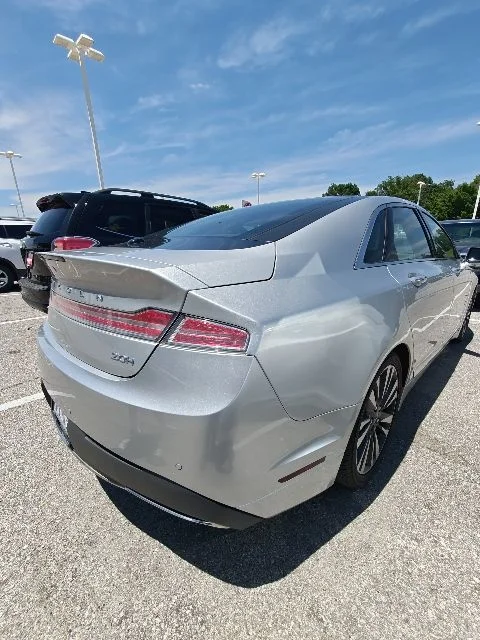 Used 2017 Silver Lincoln Reserve image 12